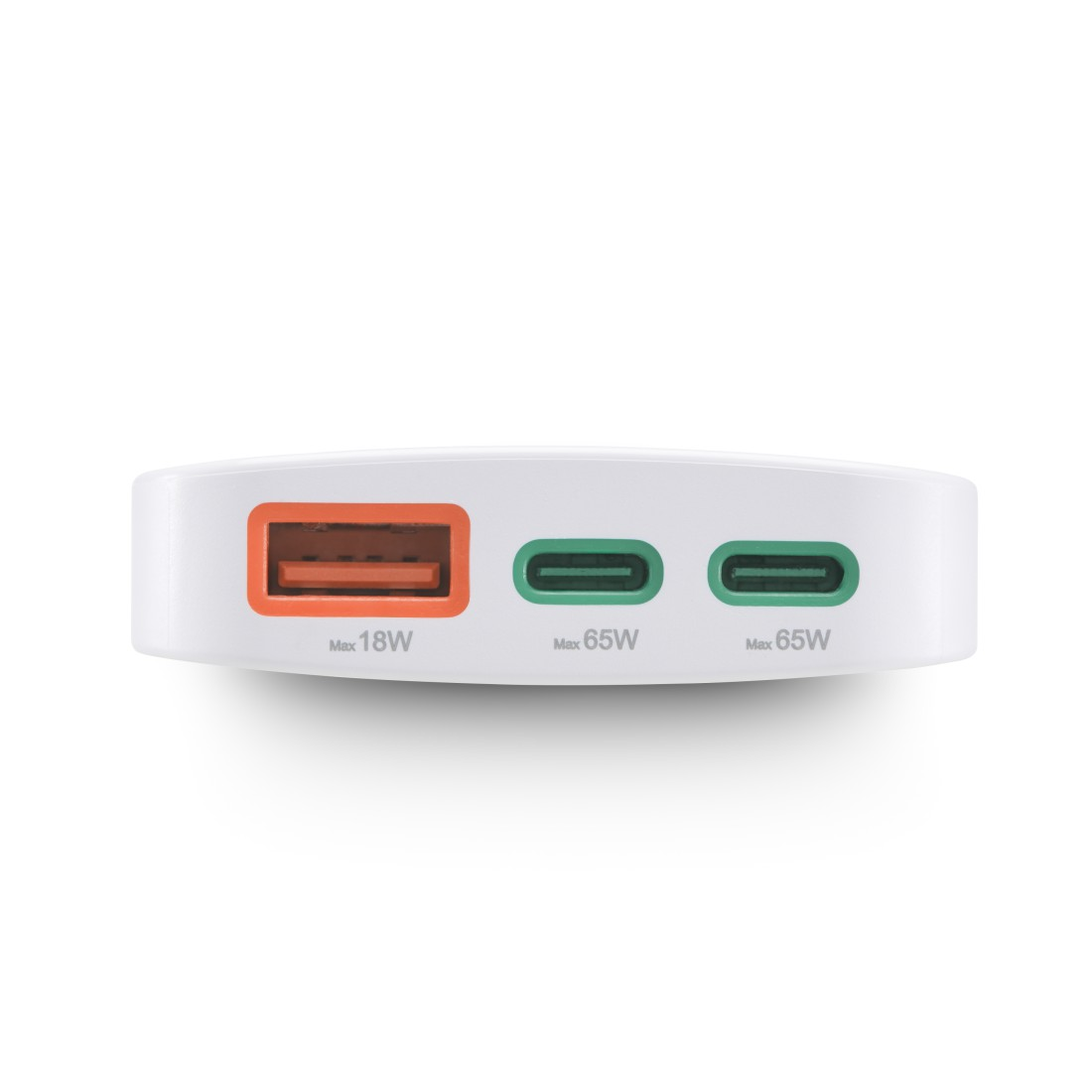 Weißer Netzadapter mit drei Anschlüssen: orangefarbener USB-A (18 W) und zwei grüne USB-C (65 W). Weißer Hintergrund.
