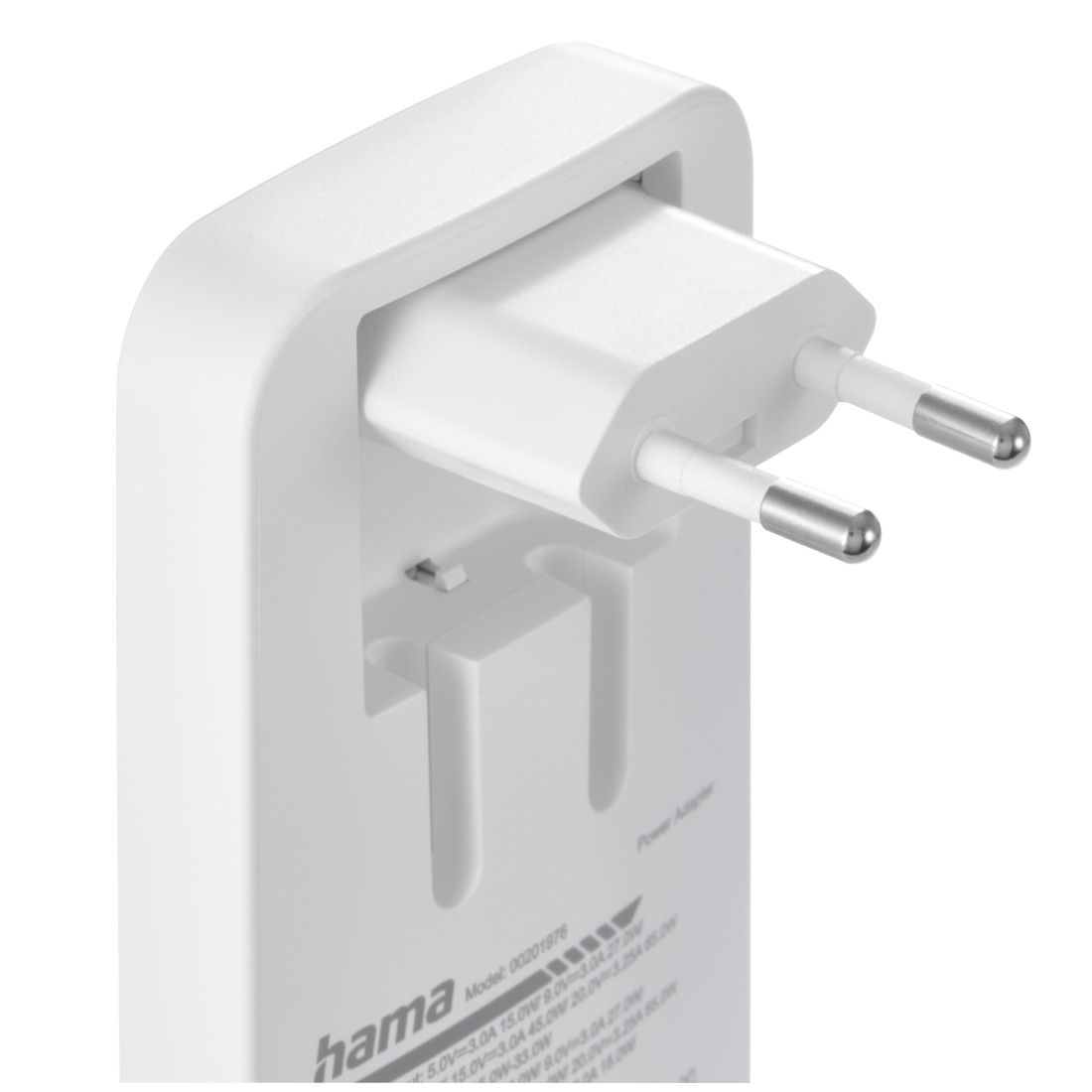 Ein weißer Hama-Netzadapter mit eingestecktem Stecker. Der Adapter hat eine Modellnummer und technische Daten aufgedruckt.