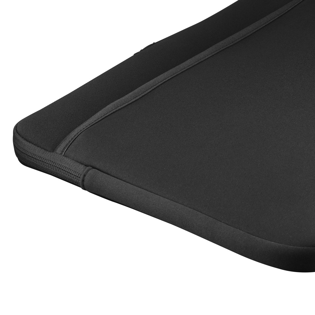 Nahaufnahme einer schwarzen Laptop-Hülle. Die Hülle besteht aus einem strukturierten Stoff mit Reißverschluss und Nahtdetail. Weißer Hintergrund.
