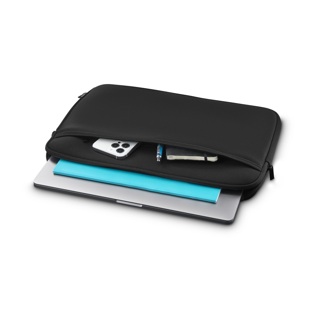 Schwarze Laptoptasche mit Laptop, blauem Notizblock, Telefon, Stift und Notizbuch auf weißem Hintergrund.