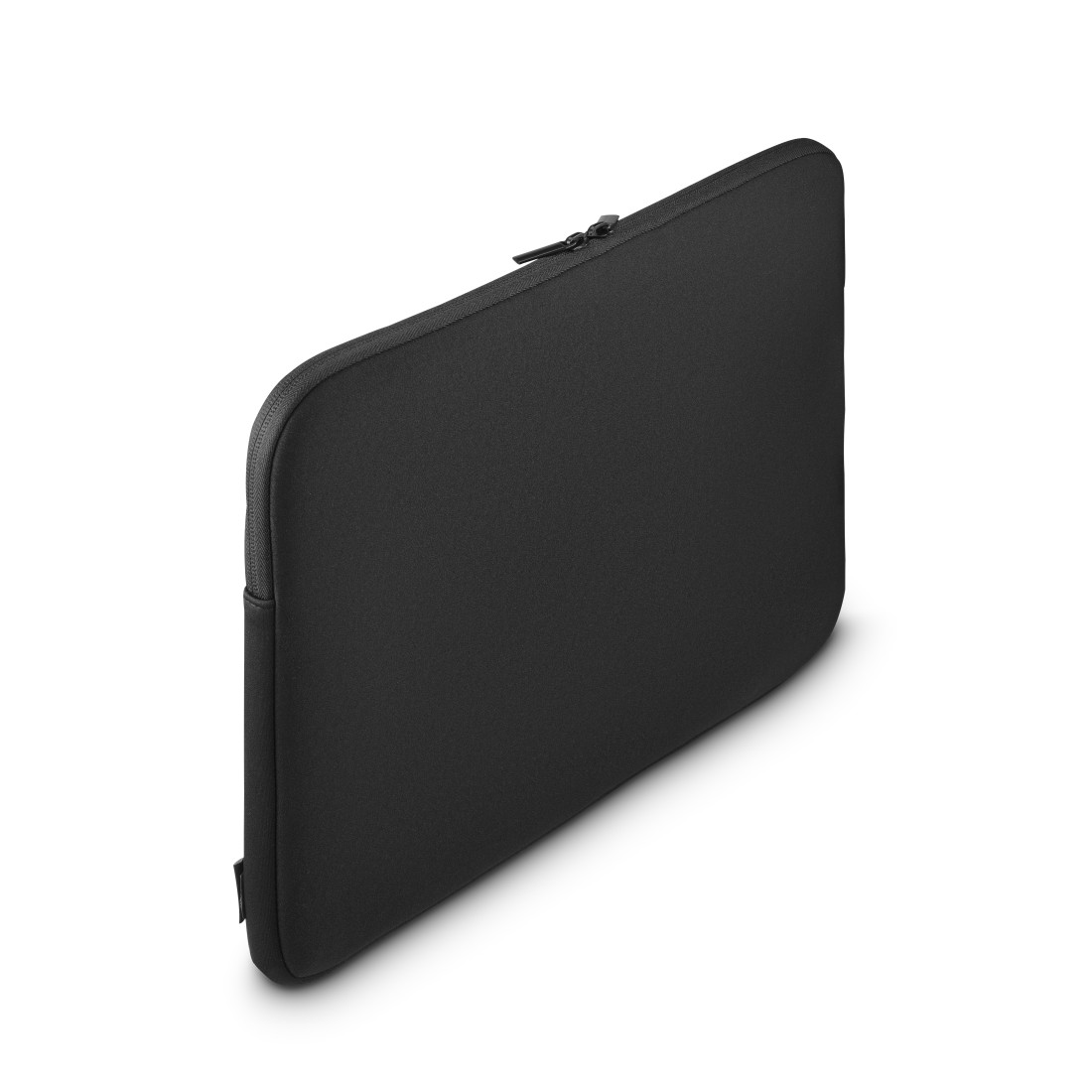 Eine schwarze Laptoptasche mit Reißverschluss ist auf weißem Hintergrund angewinkelt. Die Tasche ist rechteckig mit abgerundeten Ecken.