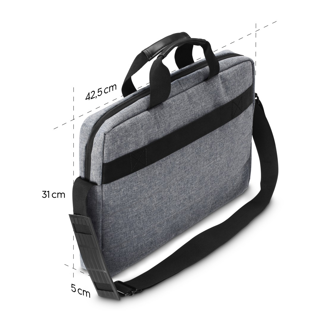 Eine graue Laptoptasche mit schwarzen Trägern und Griff. Abmessungen sind 42,5 cm x 31 cm x 5 cm. Isoliert auf weißem Hintergrund.