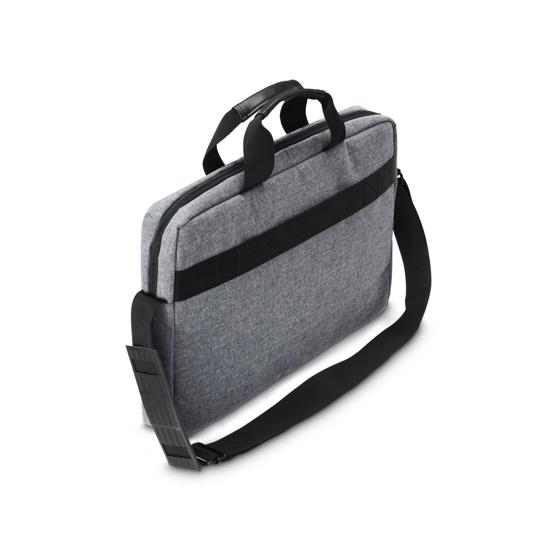 Eine graue Laptoptasche mit schwarzen Griffen und Gurt ist auf weißem Hintergrund schräg gestellt. Die Tasche hat einen Reißverschluss und zwei schwarze Streifen.