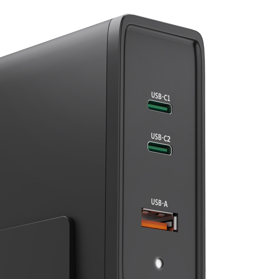 Schwarzer Netzadapter mit drei Anschlüssen: USB-C1, USB-C2 und USB-A. Der USB-A-Anschluss hat ein orangefarbenes Inneres. Ein kleines Licht ist vorhanden.