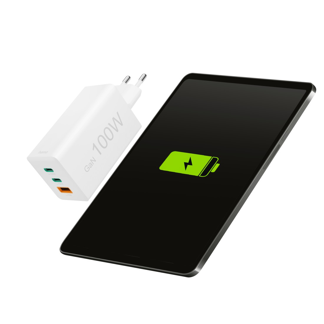 Ein weißes 100W-Ladegerät und ein schwarzes Tablet. Das Tablet zeigt ein grünes Akkusymbol. Das Ladegerät hat drei Anschlüsse.