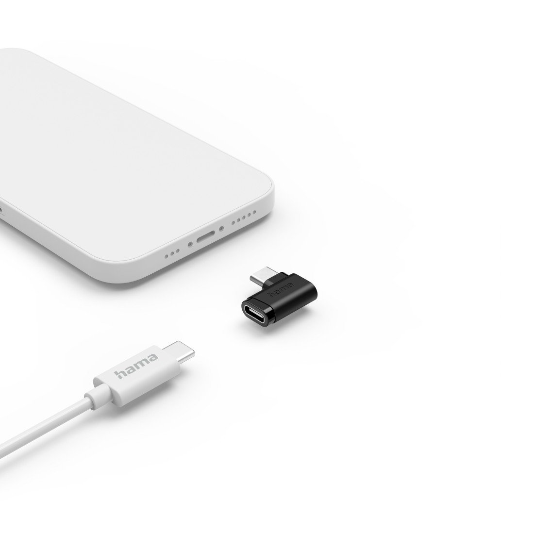 Ein weißes Smartphone, ein schwarzer Adapter und ein weißes Kabel mit dem Text 'hama' liegen auf einer weißen Oberfläche. Der Adapter ist abgewinkelt.
