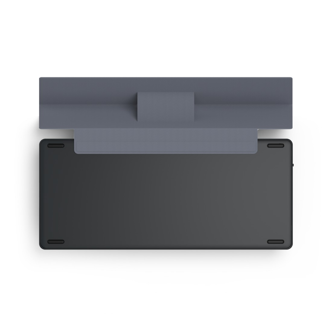 Draufsicht auf ein dunkelgraues Tablet mit einer grauen Hülle. Die Hülle hat eine Klappe. Der Hintergrund ist weiß.