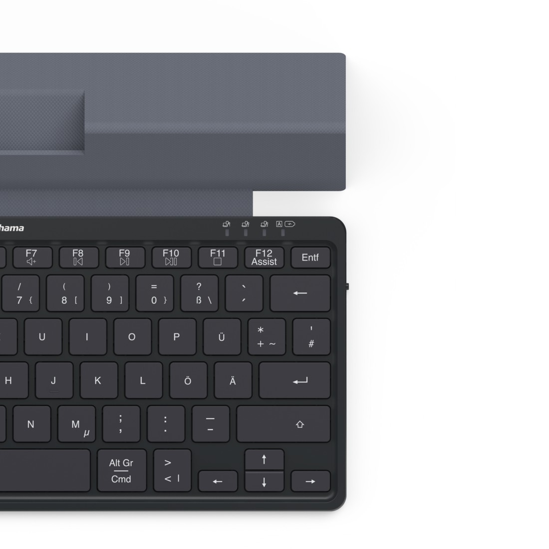 Schwarze Tastatur mit weißer Beschriftung. Dunkelgraue Tablet-Abdeckung darüber. Weißer Hintergrund. Tastaturtasten umfassen Buchstaben, Zahlen und Symbole.