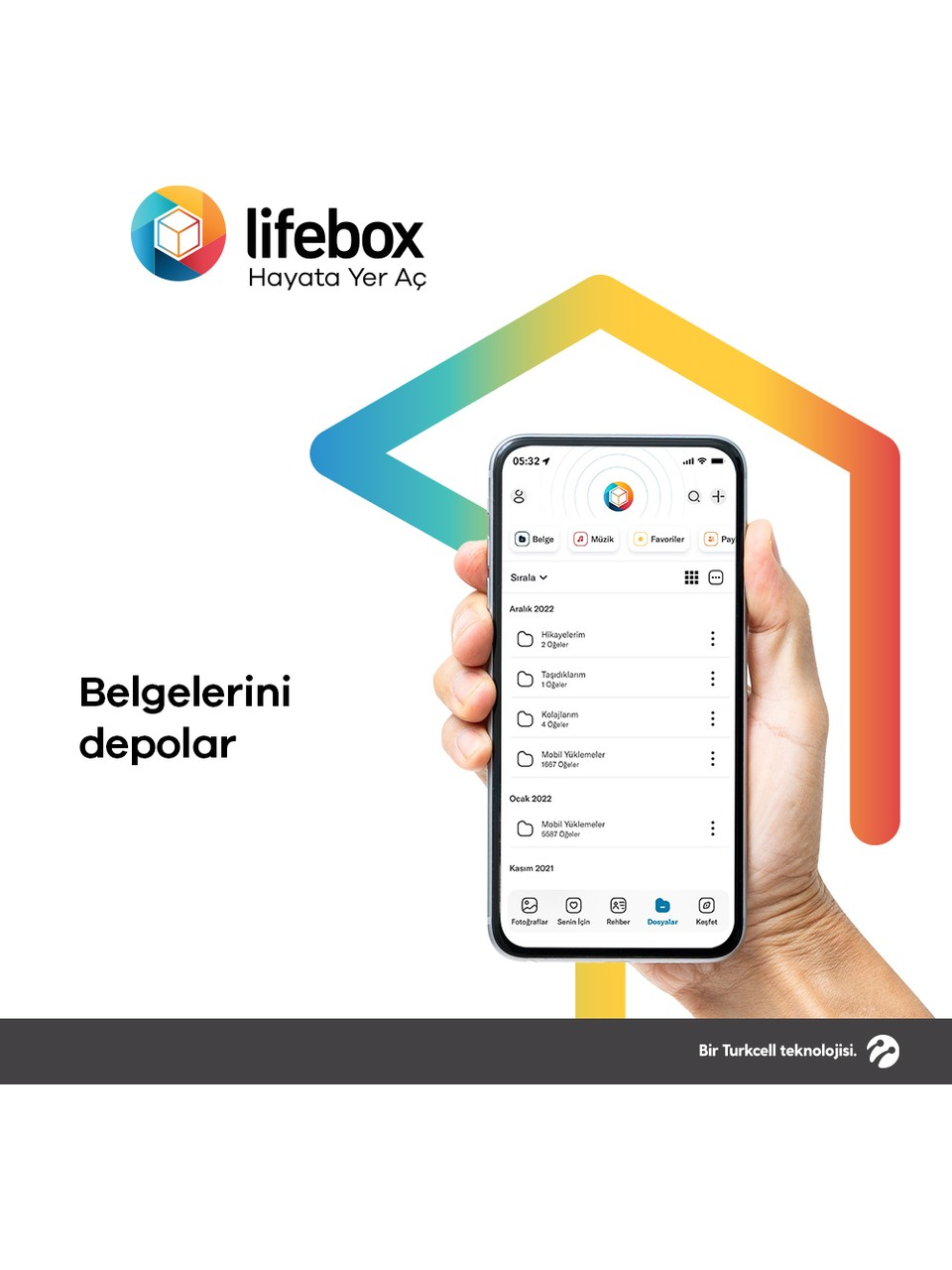 Bir el, dosya depolama uygulamasını gösteren bir telefon tutuyor. Üstte Lifebox logosu ve 'Belgelerini depolar' yazısı var.