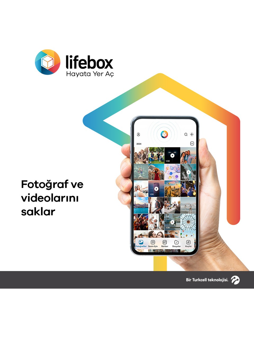 Bir el, fotoğraf ve videoları gösteren bir telefon tutuyor. Lifebox logosu üstte, sol tarafta 'Fotoğraf ve videolarını saklar' yazısı var.