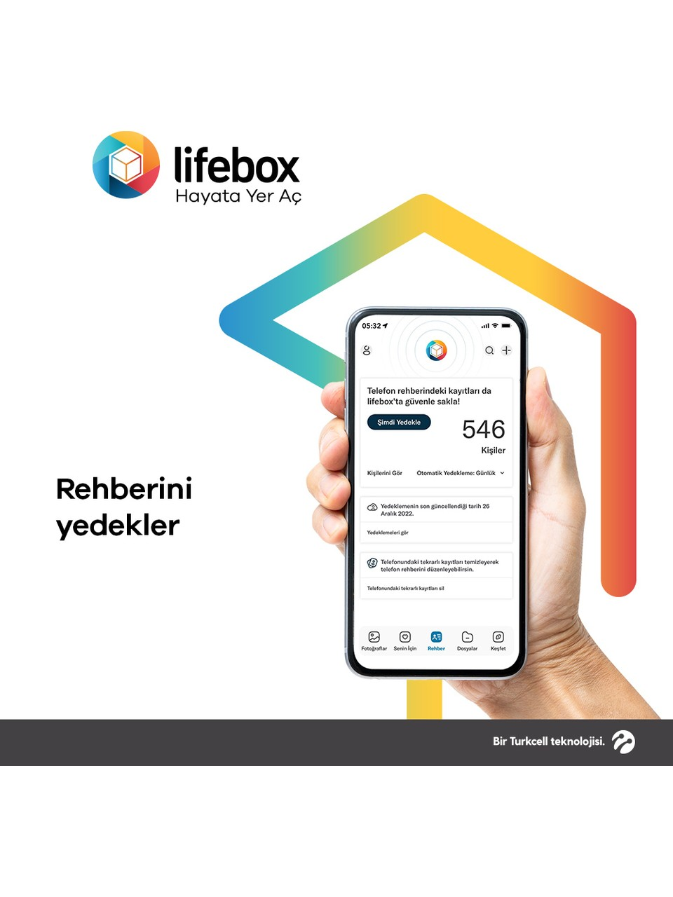 Bir el, Lifebox uygulamasının gösterildiği bir telefon tutuyor. Ekran, yedeklenmiş kişileri ve kişileri yedekleme düğmesini gösteriyor.
