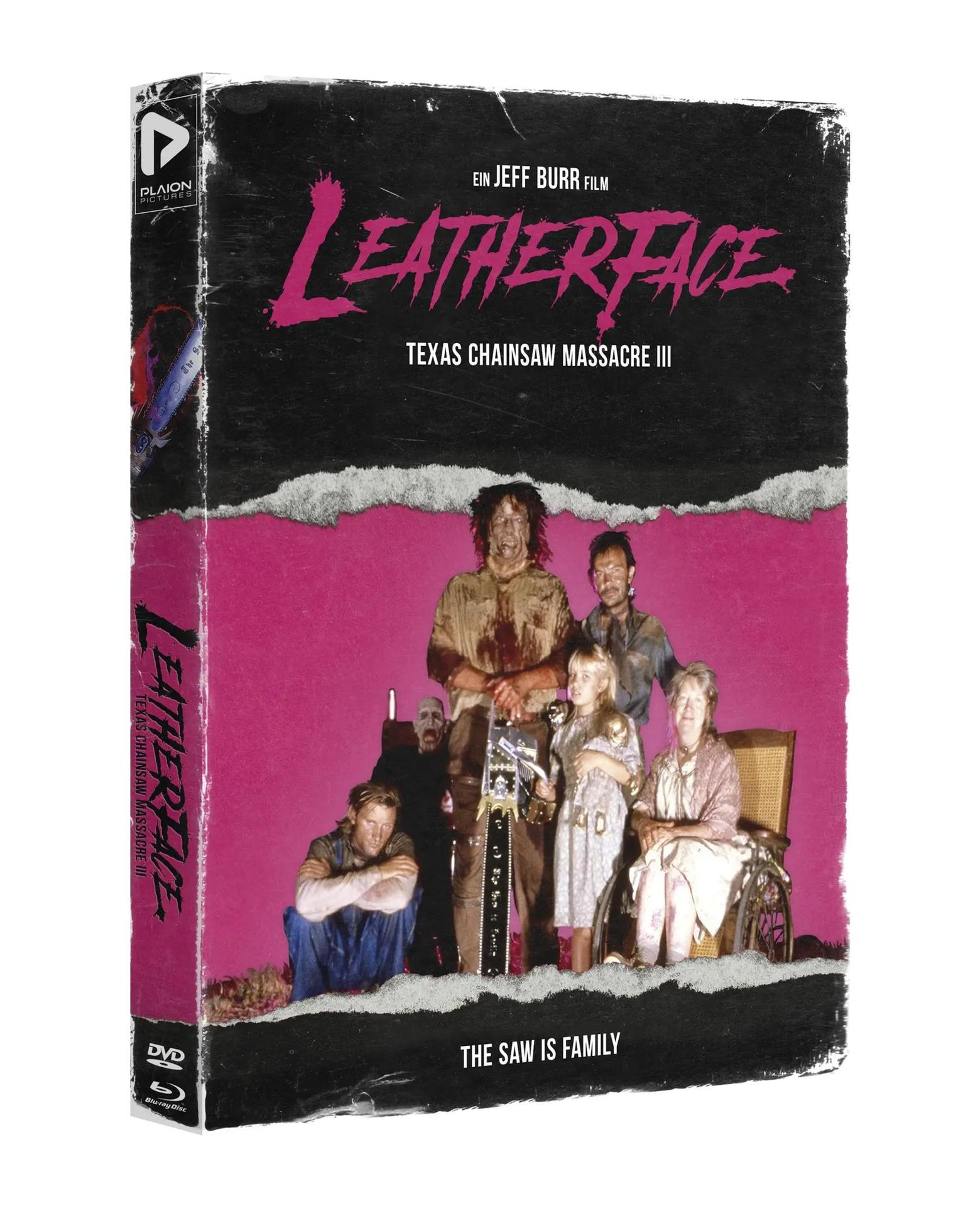 DVD-Cover für Leatherface: Texas Chainsaw Massacre III. Eine Gruppe von Leuten steht vor einem pinken Hintergrund.