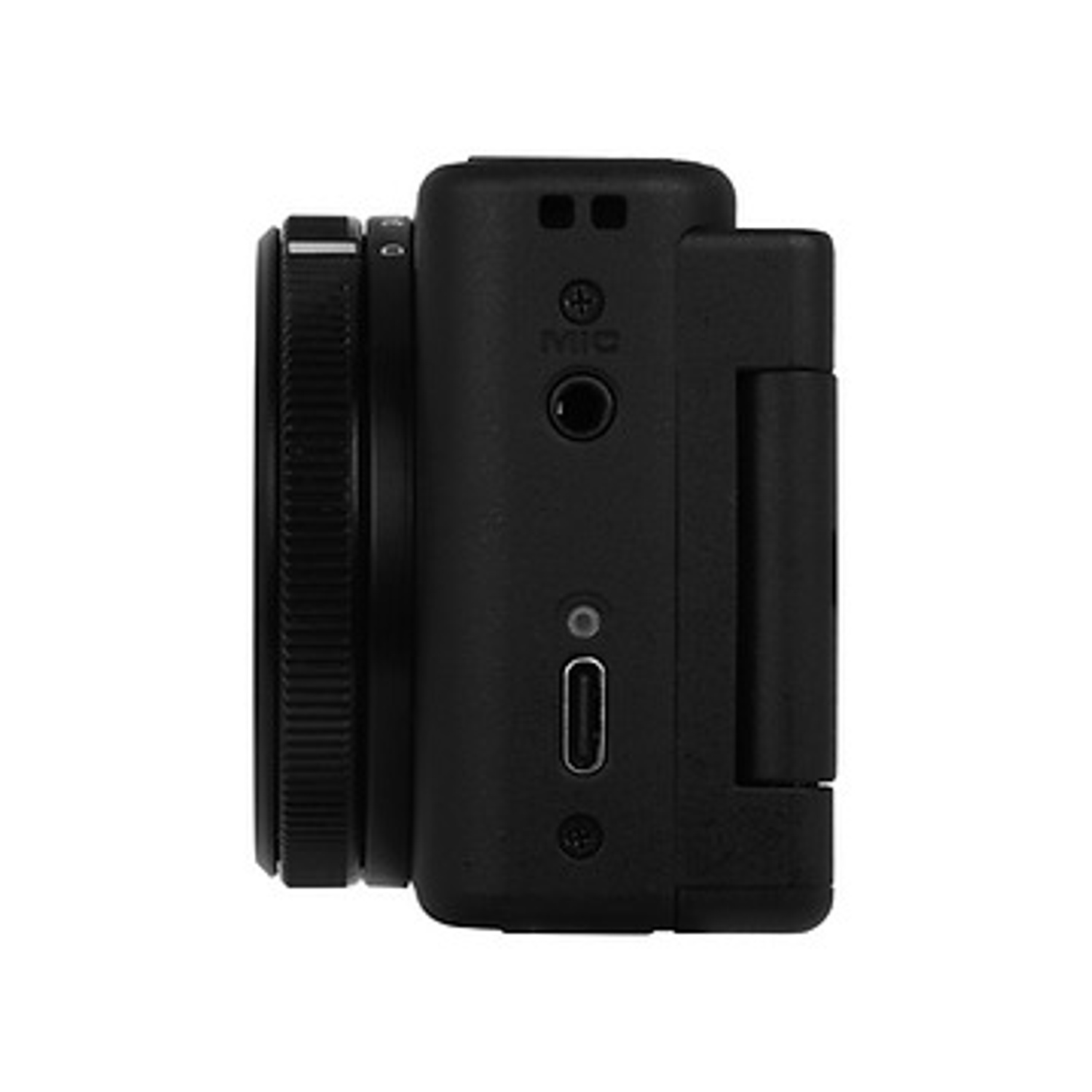 Corpo macchina nero, vista laterale. Include obiettivo, jack microfono e porta USB. La fotocamera è su sfondo bianco.