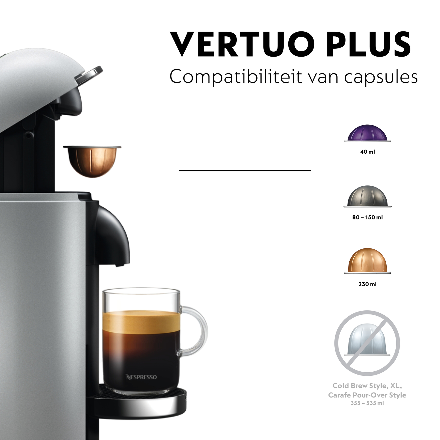 Een zilveren Nespresso Vertuo Plus machine met een koffiekopje, en capsules van verschillende groottes. Tekst: Compatibiliteit van capsules.