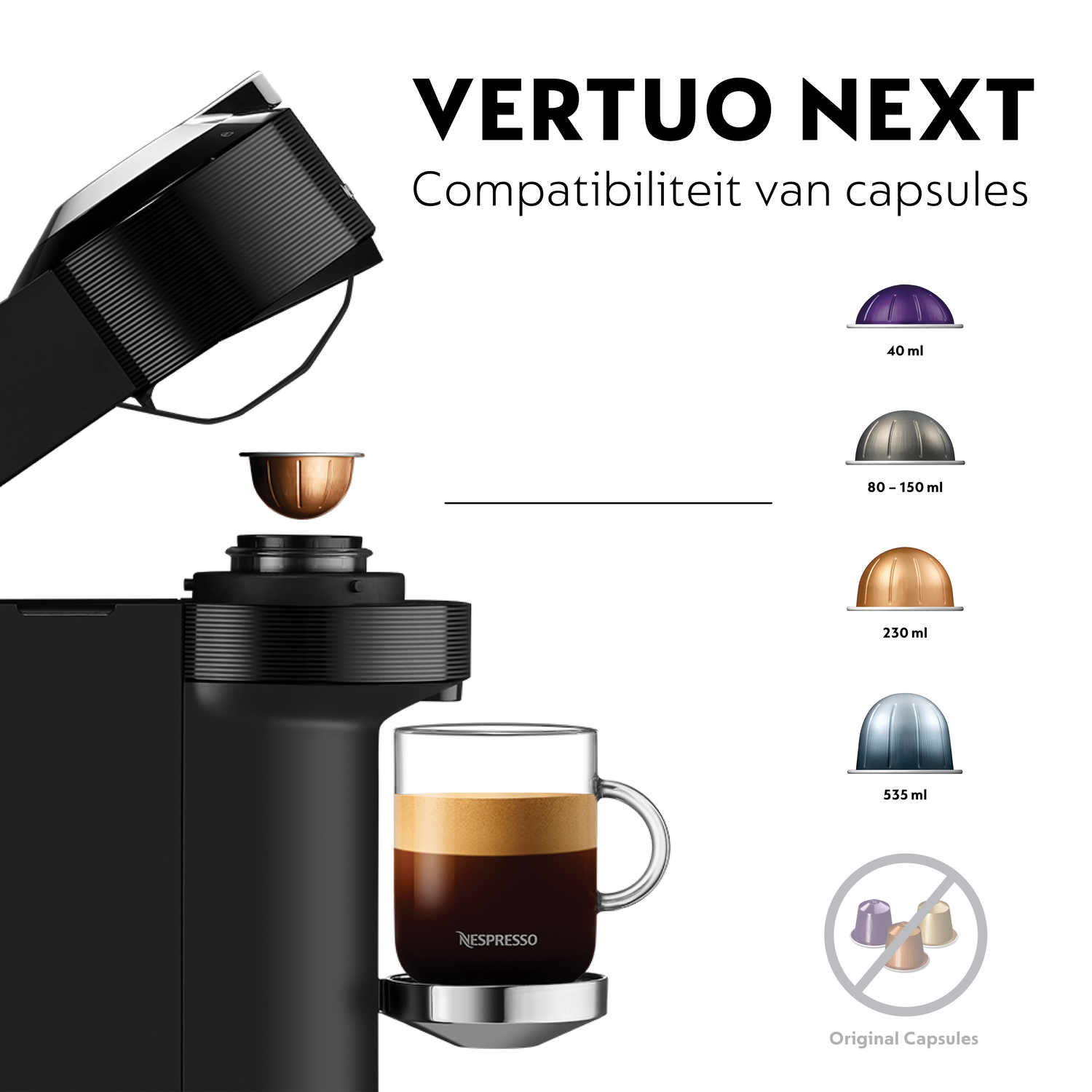 Een zwarte Nespresso Vertuo Next machine met een koffie capsule wordt ingebracht. De koffiekop is vol. Compatibiliteitsinfo wordt weergegeven.
