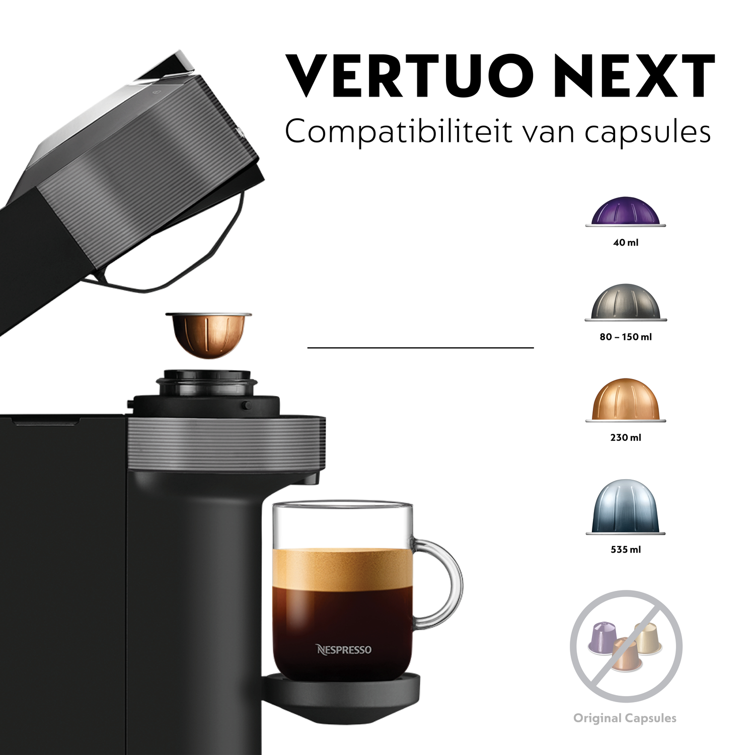 Zwarte Vertuo Next koffiemachine, capsule en een kopje koffie. Labels met compatibele capsules en maten.
