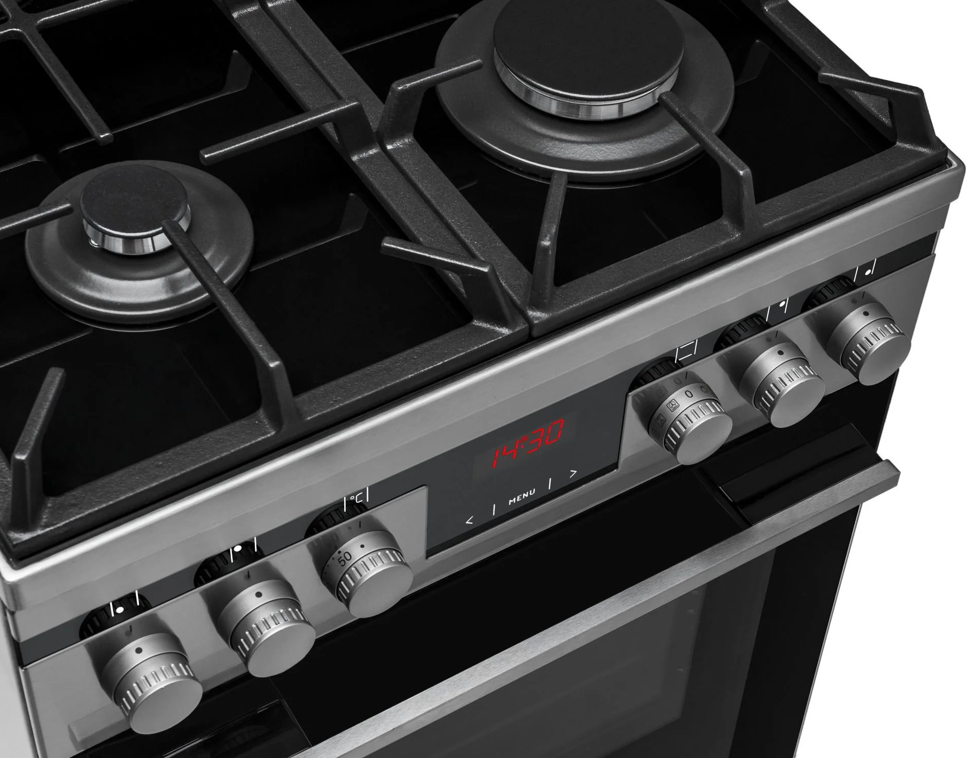 Zbliżenie na kuchenkę ze stali nierdzewnej z czarnymi palnikami, pokrętłami i cyfrowym zegarem wskazującym 14:30.