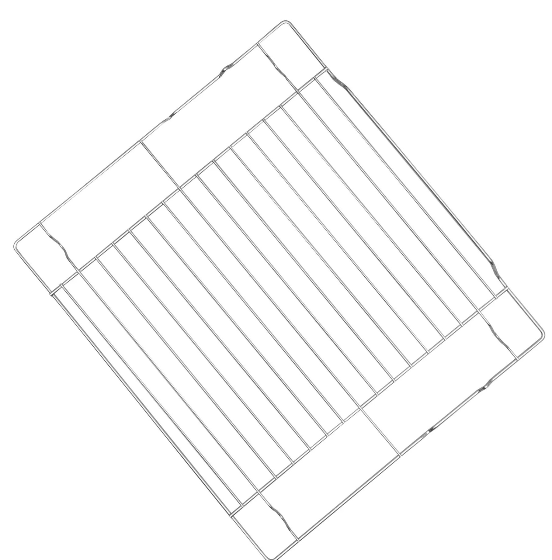 Metalowy ruszt do piekarnika jest ustawiony pod kątem na białym tle. Ma prostokątną ramę z równoległymi prętami.