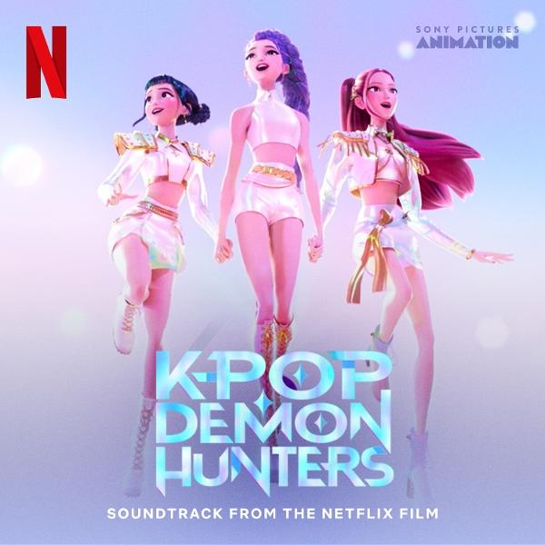Drei animierte weibliche Figuren in weißen Outfits, die für "K-Pop Demon Hunters" mit Netflix- und Sony-Logos werben. Titeltext unten.