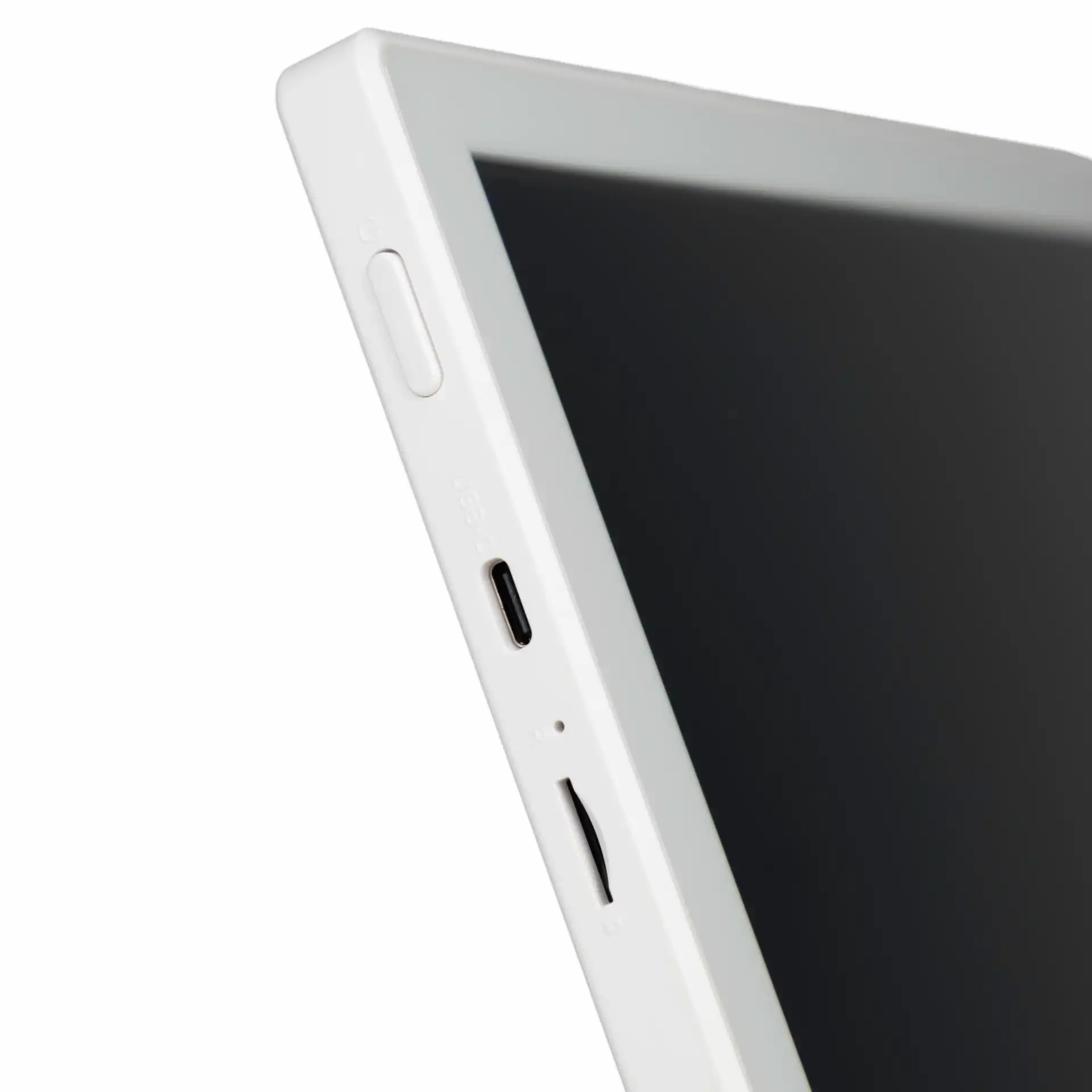 Die Seite eines weißen Tablets mit Ein-/Aus-Taste, USB-C-Anschluss und SD-Kartensteckplatz. Schwarzer Bildschirm, weißer Hintergrund.