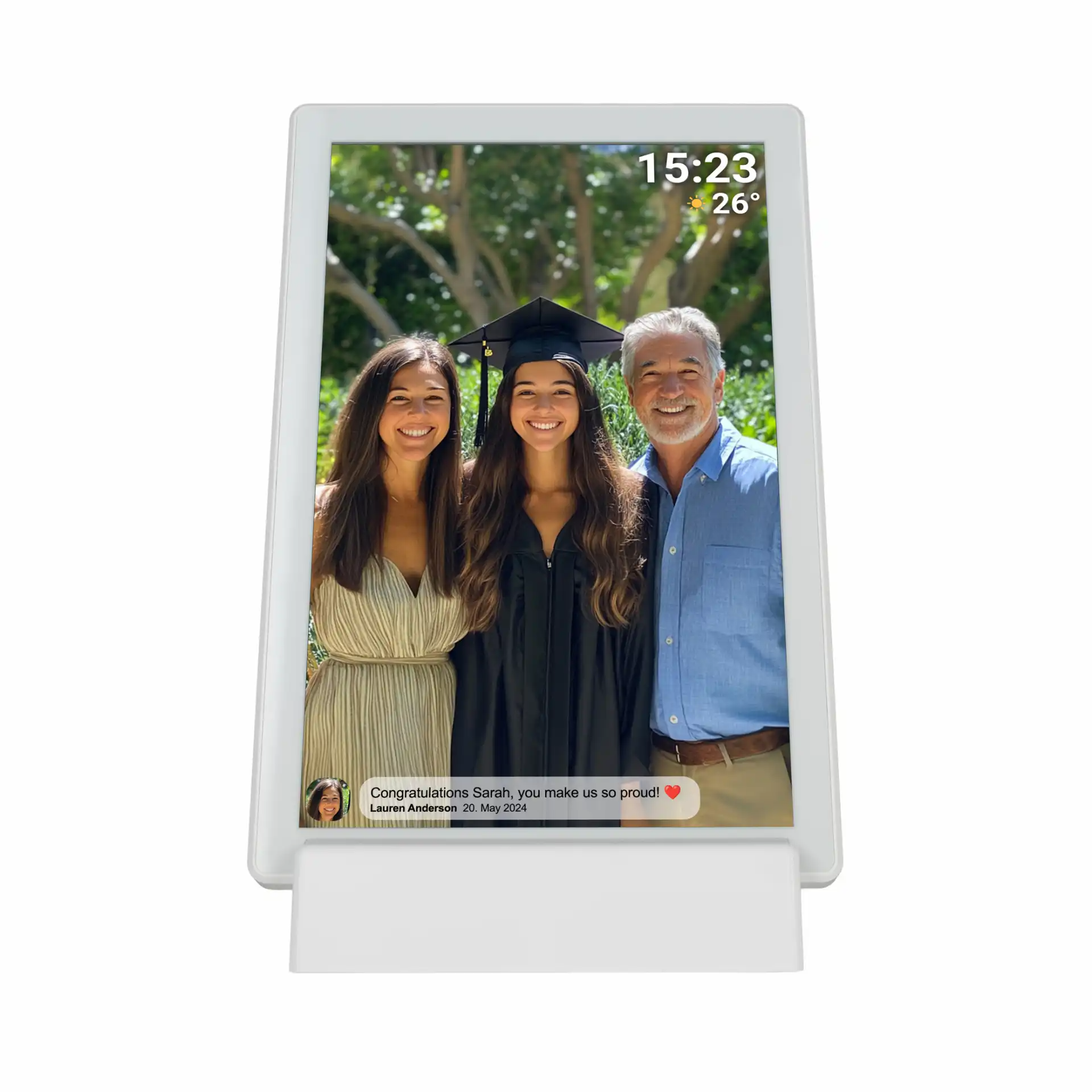 Ein digitaler Fotorahmen zeigt ein Familienporträt: eine Absolventin in Hut und Robe mit ihren Eltern, mit einer Glückwunschbotschaft.