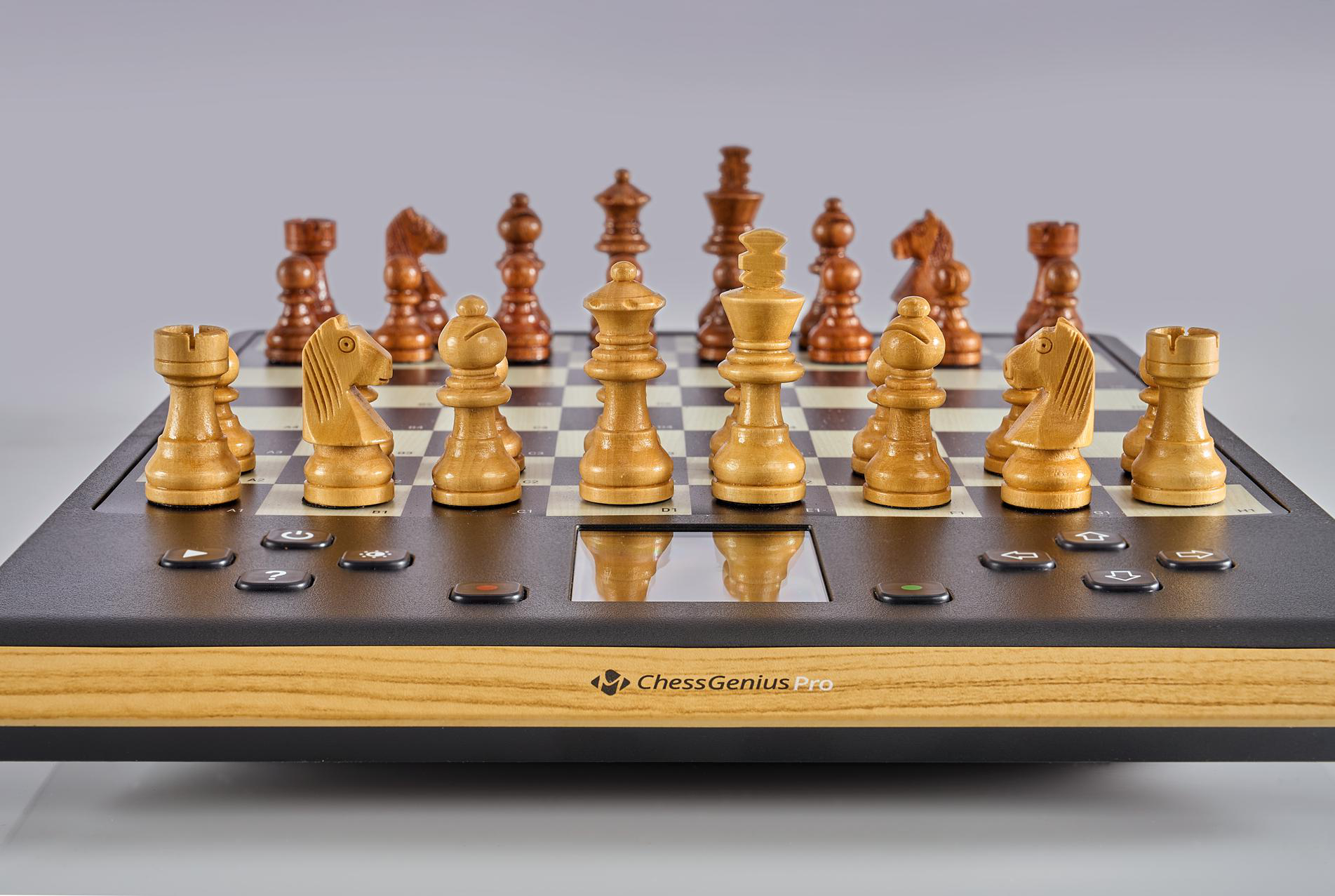 Schachbrett mit aufgestellten Figuren. Helle Holzfiguren auf einem schwarzen und holzmaserierten Brett. ChessGeniusPro-Logo.