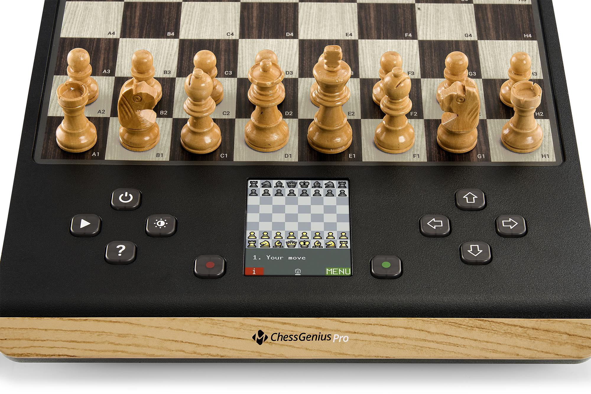 Schachspiel auf einem Brett. Elektronisches Schachbrett mit Figuren, Bildschirm mit Schachspiel und Steuertasten.