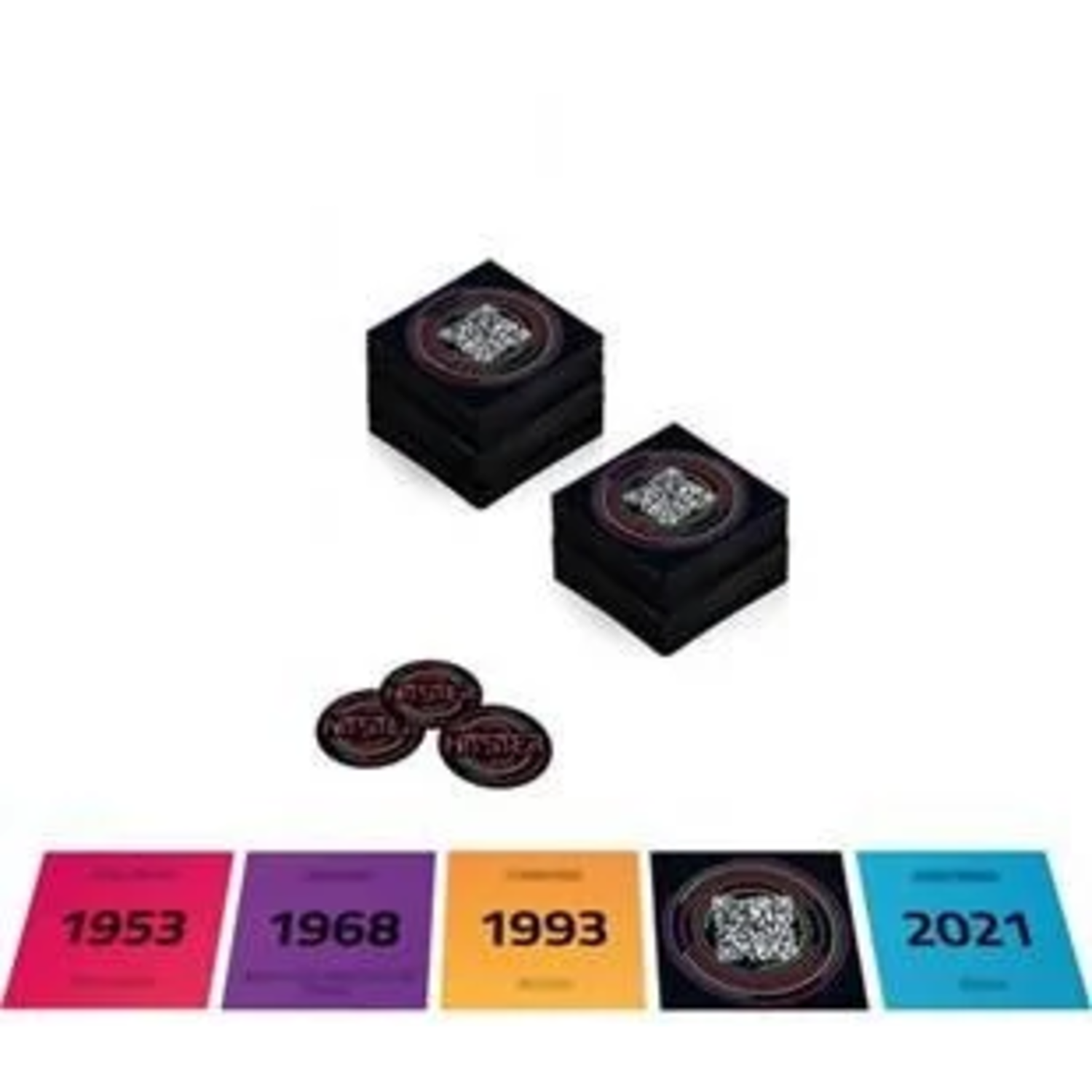 Twee zwarte vierkante dozen, drie ronde tokens en vijf kleurrijke kaarten met jaartallen op een wit oppervlak.