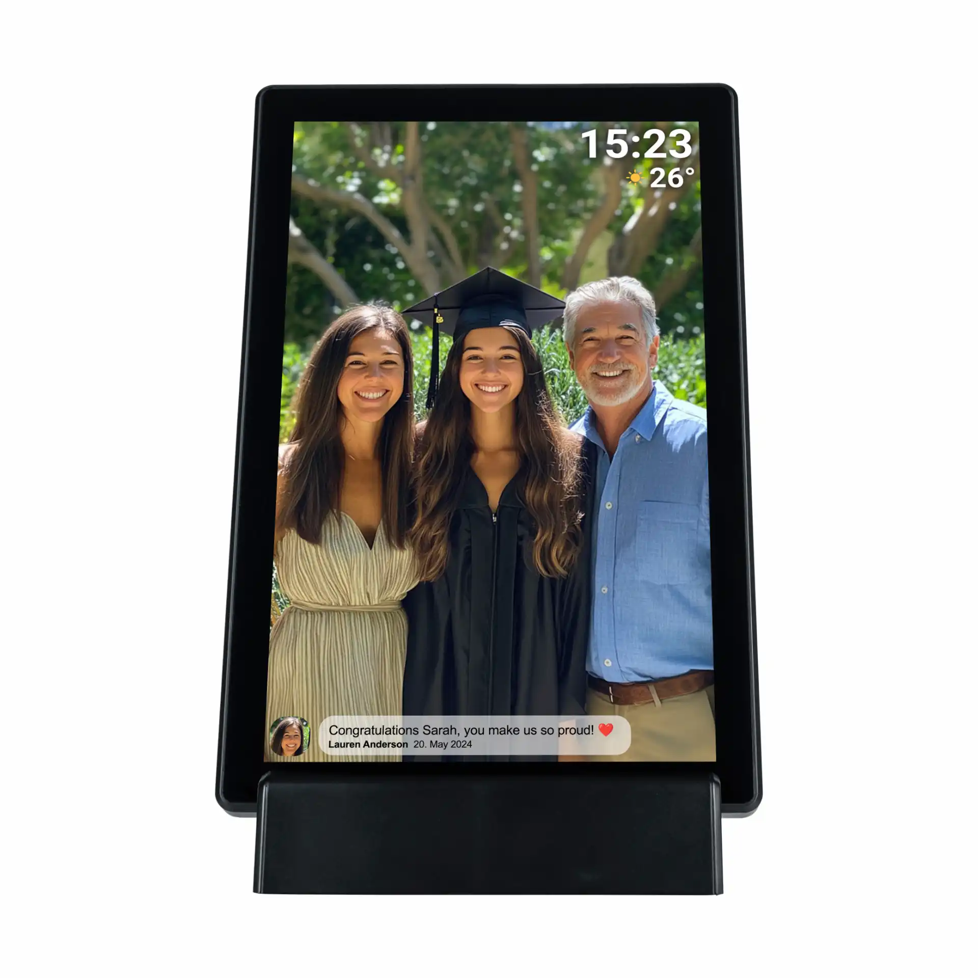 Ein digitaler Rahmen zeigt ein Familienporträt: zwei Frauen und ein Mann lächeln, feiern eine Abschlussfeier.