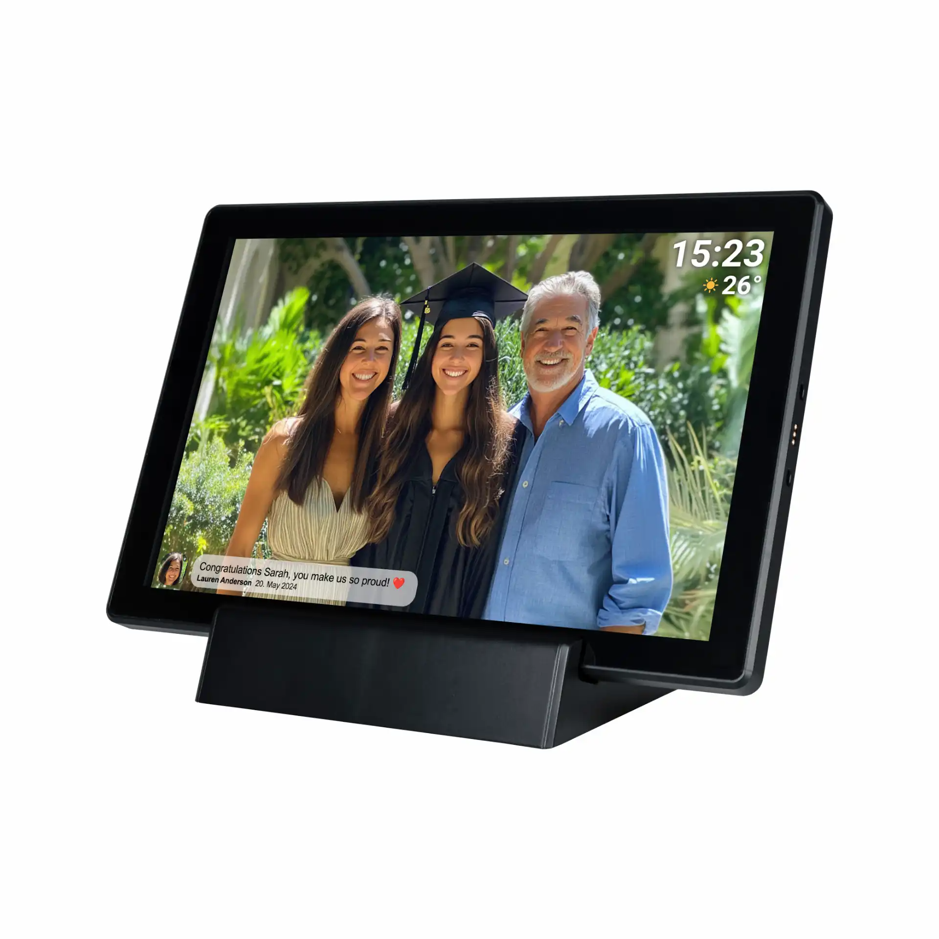 Digitaler Rahmen zeigt ein Familienfoto. Die Uhrzeit ist 15:23, 26 Grad. Eine Nachricht gratuliert Sarah.