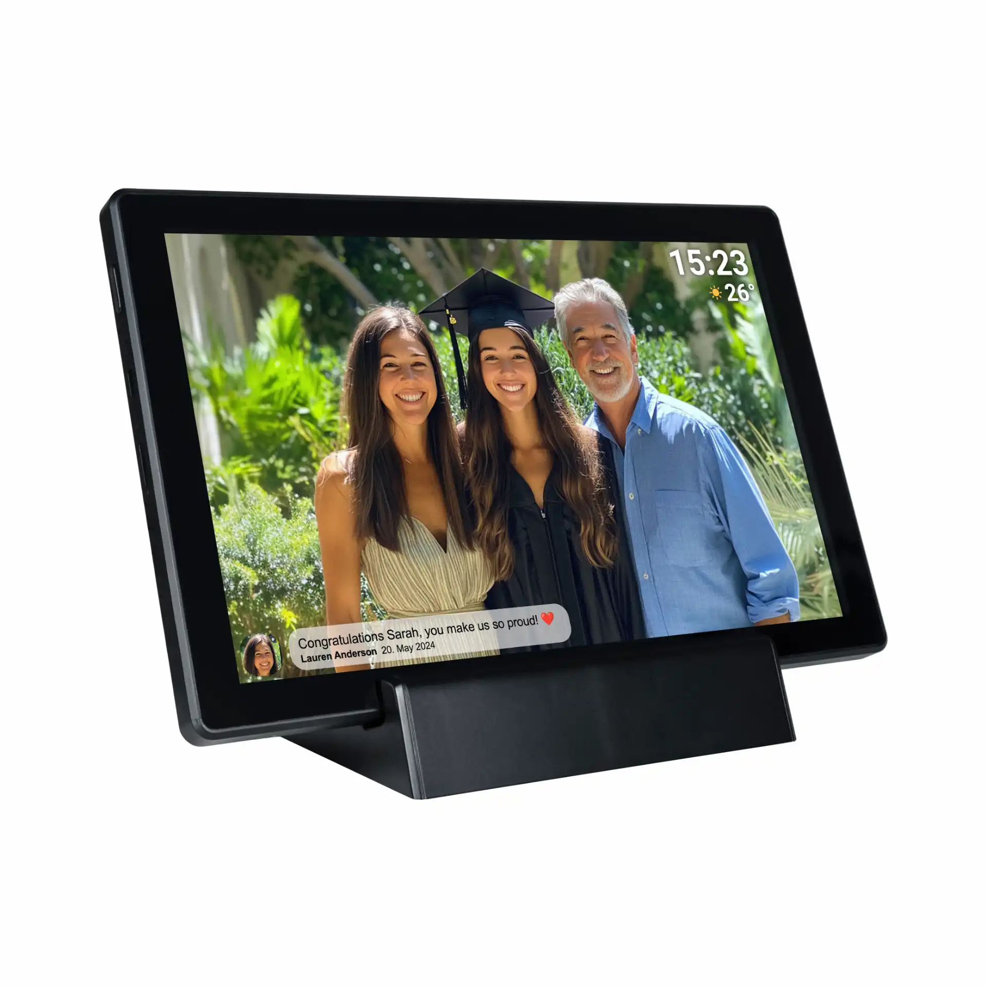 Ein digitaler Rahmen zeigt ein Abschlussfoto einer Frau und zweier Personen. Eine Nachricht lautet: „Herzlichen Glückwunsch Sarah, du machst uns so stolz!“
