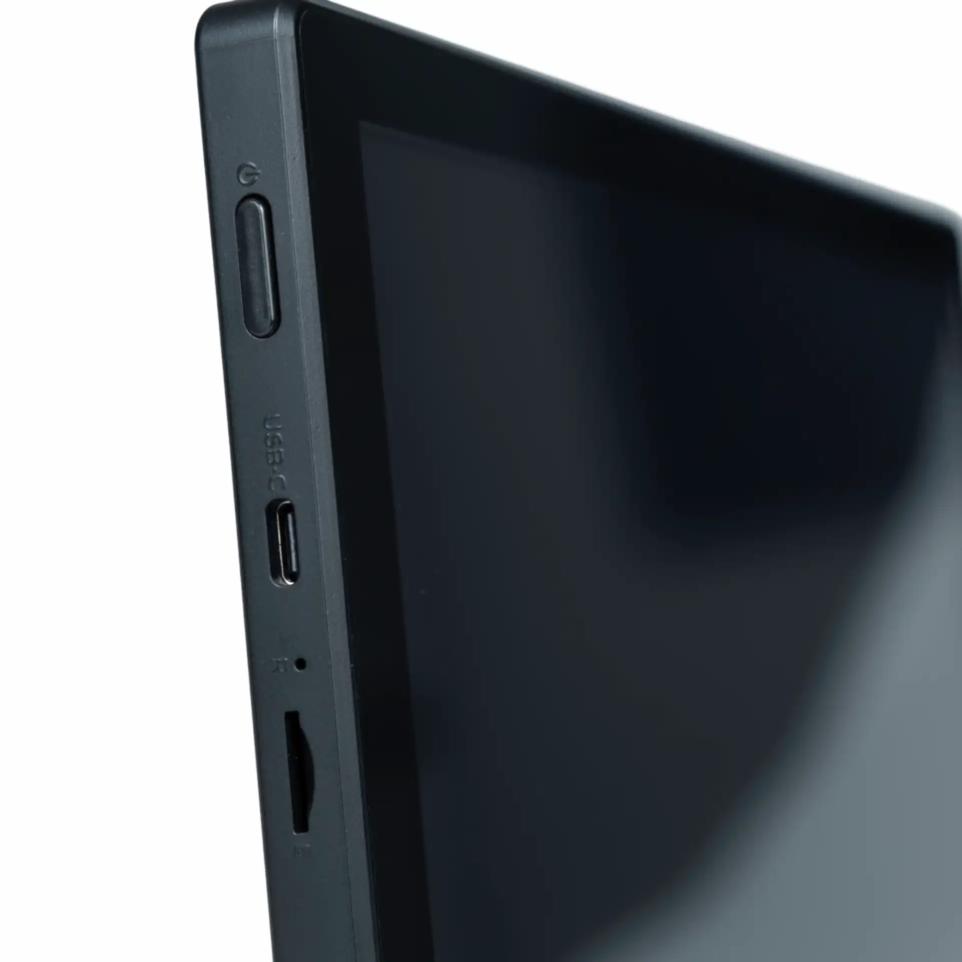 Nahaufnahme der Seite eines schwarzen Tablets. Es hat einen Netzschalter, einen USB-C-Anschluss und einen SD-Kartensteckplatz.
