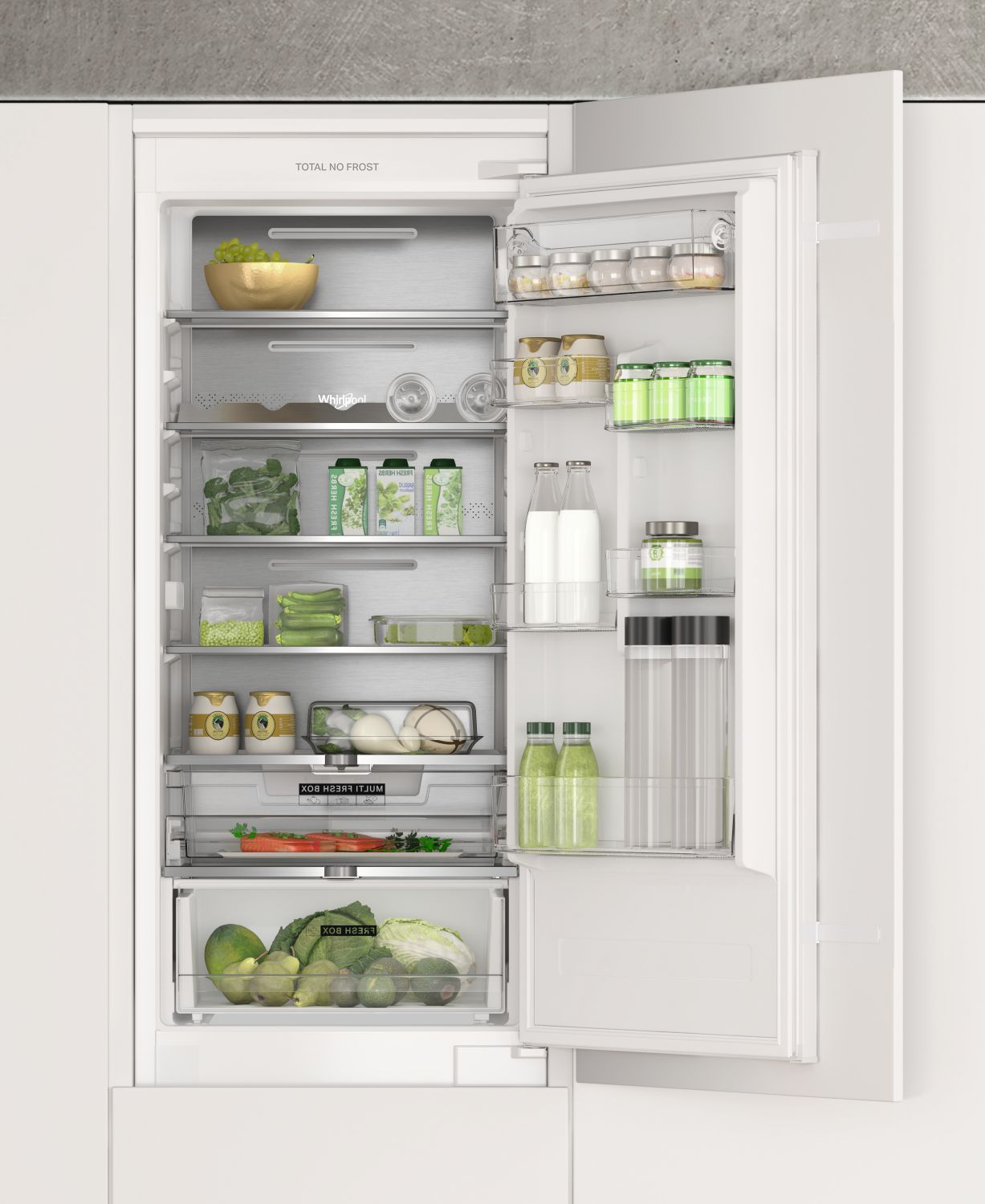 Refrigerador abierto lleno de frutas, verduras, bebidas y frascos. La puerta está abierta, revelando múltiples estantes y cajones.