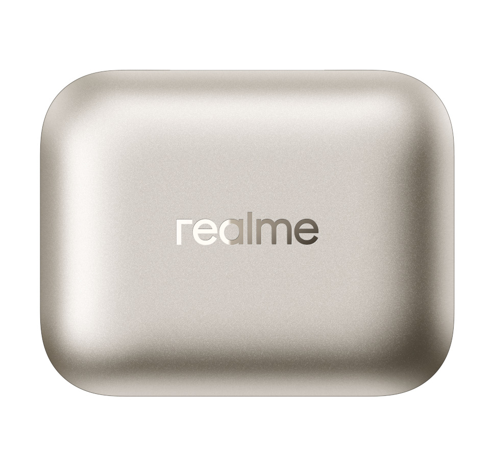 Beżowe, zaokrąglone prostokątne etui z marką "realme" w srebrnych literach. Etui na białym tle.