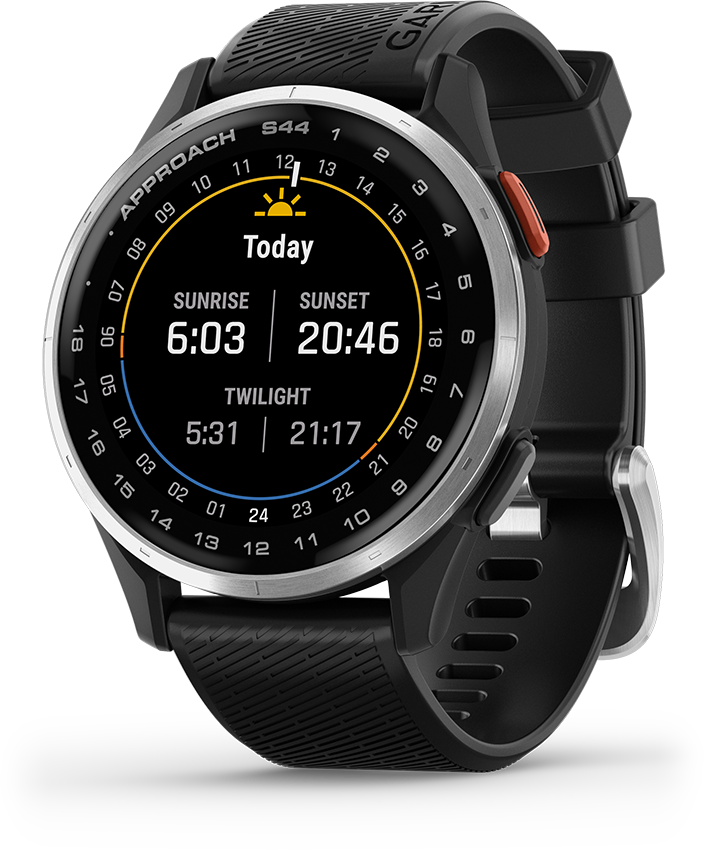 Egy Garmin Approach S44 okosóra. A fekete óra az időt és a dátumot mutatja. Az óra fekete szíjjal és ezüst előlappal rendelkezik. A képernyő a napkelte/napnyugta időpontokat mutatja.