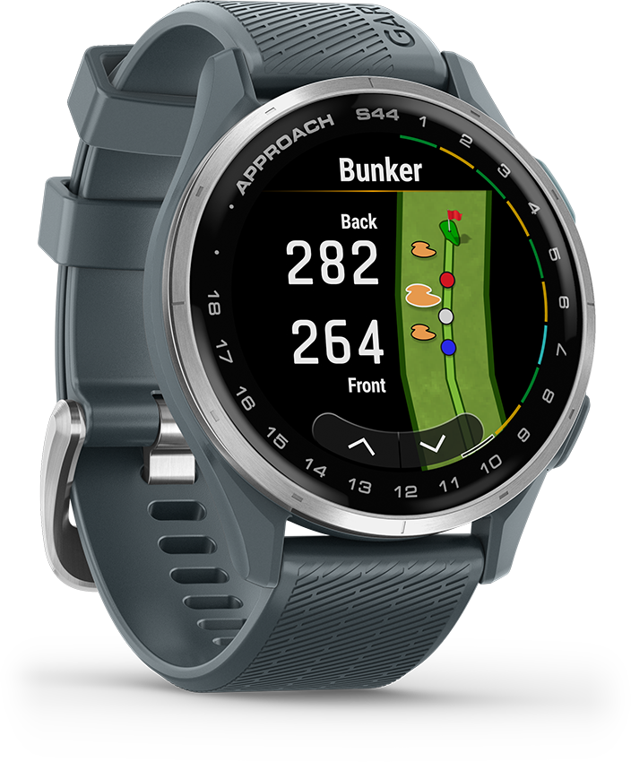 Egy szürke Garmin Approach S44 óra golfpálya térképet jelenít meg távolságokkal. Az óra szürke szíjjal és ezüst előlappal rendelkezik.
