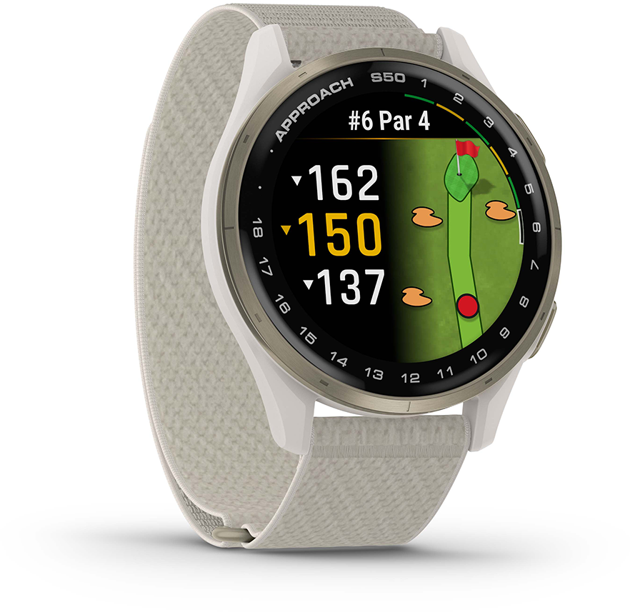 A Garmin Approach S50 golfóra egy golfpálya térképét jeleníti meg távolsági információkkal. Az óra fehér szíjjal és lünettával rendelkezik.