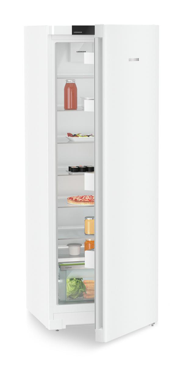 Ein weißer Kühlschrank mit offener Tür, der Regale mit Lebensmitteln wie Saft, Sushi, Pizza und Gemüse zeigt.