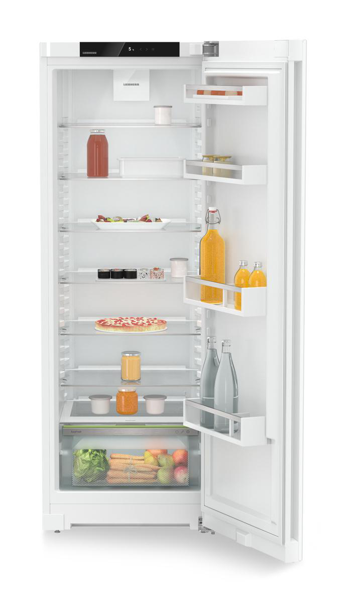 Offener weißer Kühlschrank gefüllt mit Lebensmitteln wie Gläsern, Saftflaschen, Pizza und Gemüse.