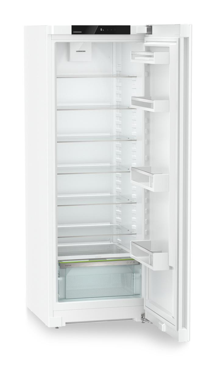 Ein weißer Kühlschrank mit offener Tür. Er hat Glasböden und Schubladen. Das Liebherr-Logo ist sichtbar.