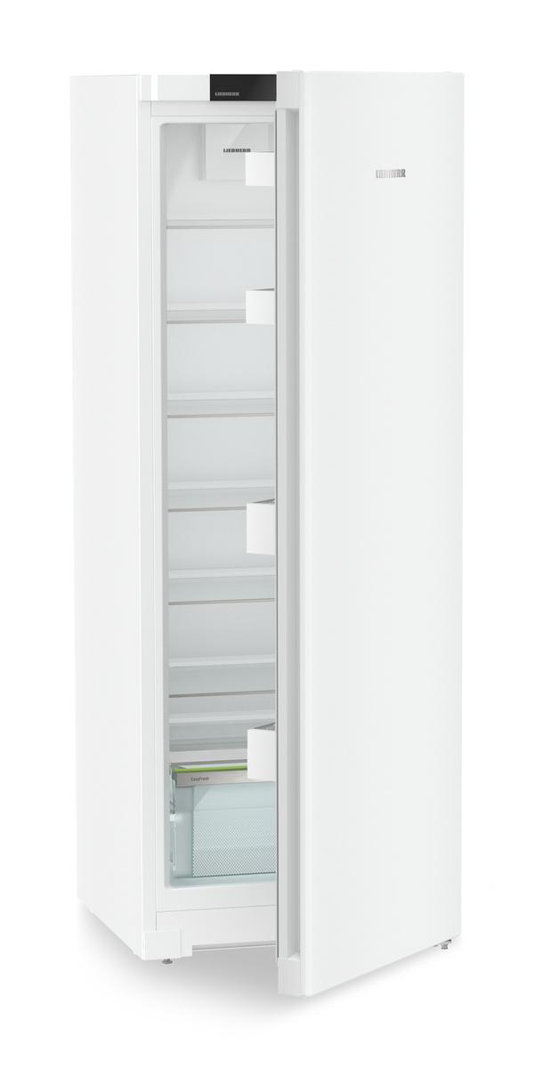 Ein weißer Kühlschrank mit geöffneter Tür, die Regale und eine Schublade freigibt. Der Markenname ist sichtbar. Der Hintergrund ist weiß.