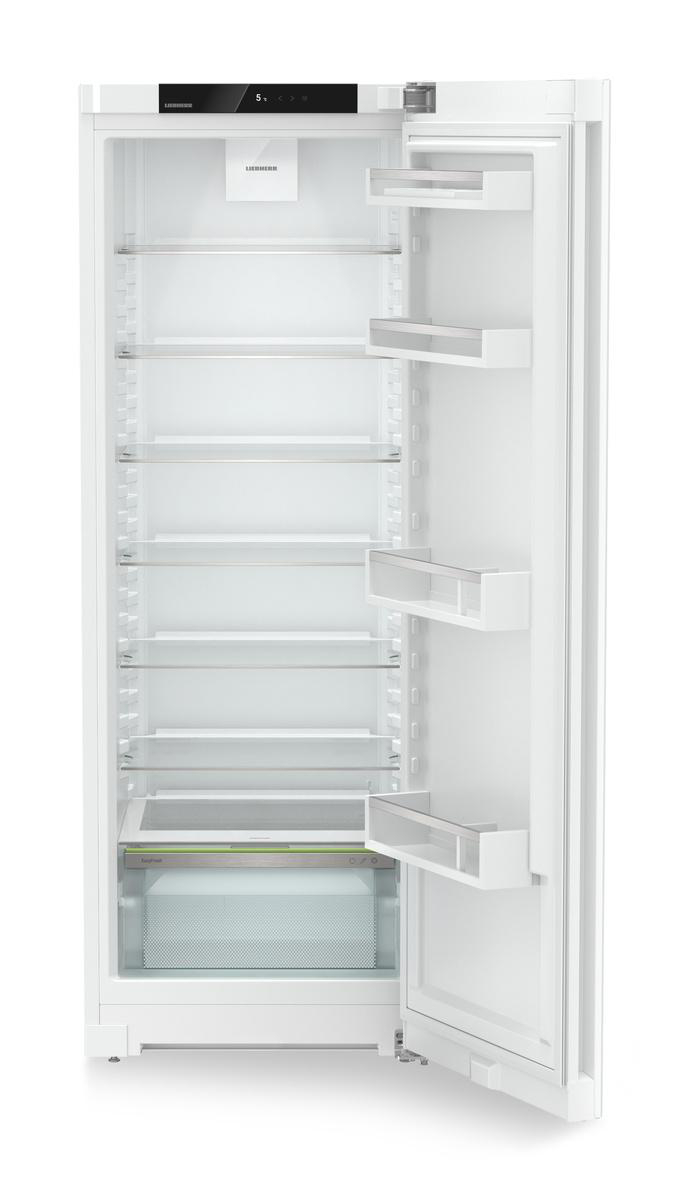 Weißer offener Kühlschrank mit Glasböden und Türfächern. Liebherr-Logo sichtbar. Innenbeleuchtung ist ausgeschaltet.