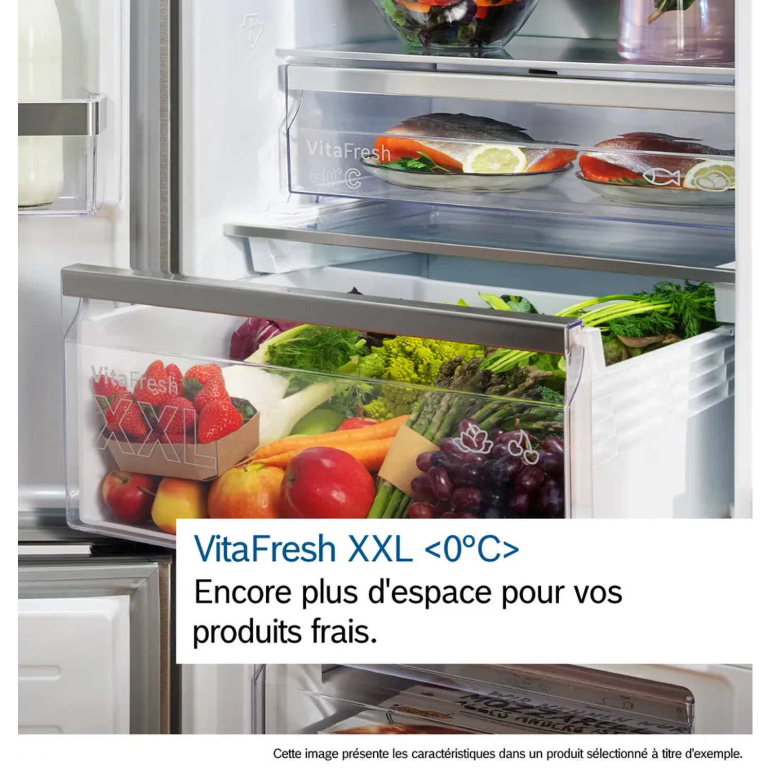 Intérieur de réfrigérateur montrant des fruits et légumes frais et du poisson dans des tiroirs. Texte : VitaFresh XXL <lt/>0°C<gt/>, espace et fraîcheur.