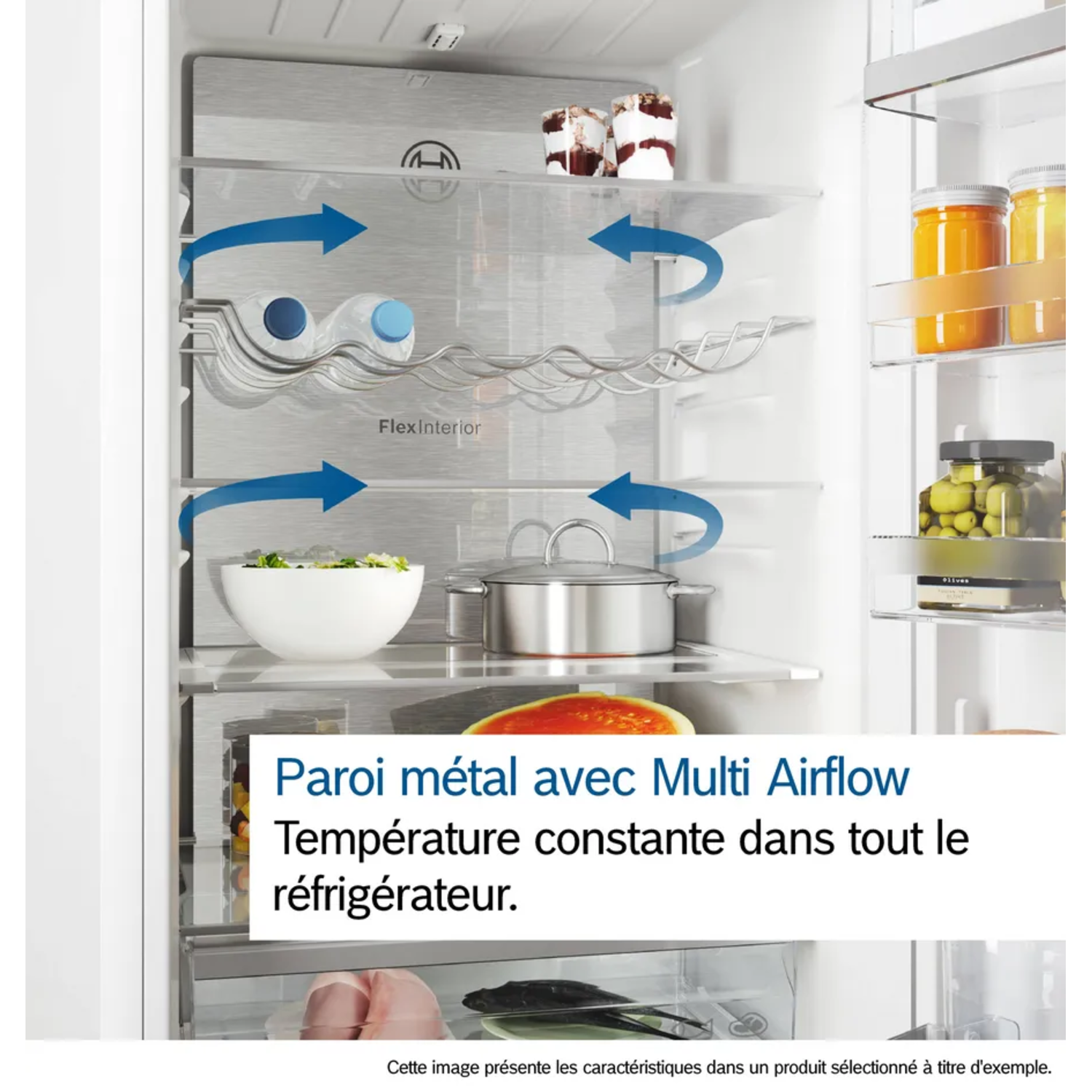 Intérieur d'un réfrigérateur montrant aliments et boissons sur des étagères. Des flèches indiquent le flux d'air. Texte : Paroi métallique avec Multi Airflow, température constante.