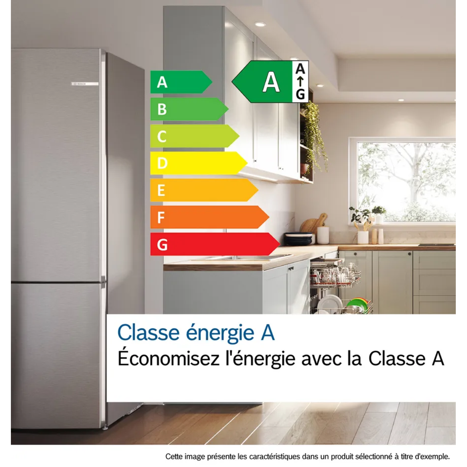 Un réfrigérateur à côté d'une étiquette d'efficacité énergétique. Cuisine en arrière-plan. L'étiquette montre la classe énergétique A, avec une flèche verte.