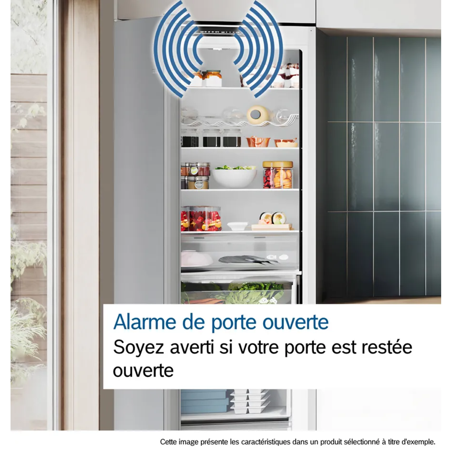 Réfrigérateur ouvert avec nourriture. Ondes de signal bleues. Texte : Alarme de porte ouverte. Soyez alerté si la porte est ouverte.