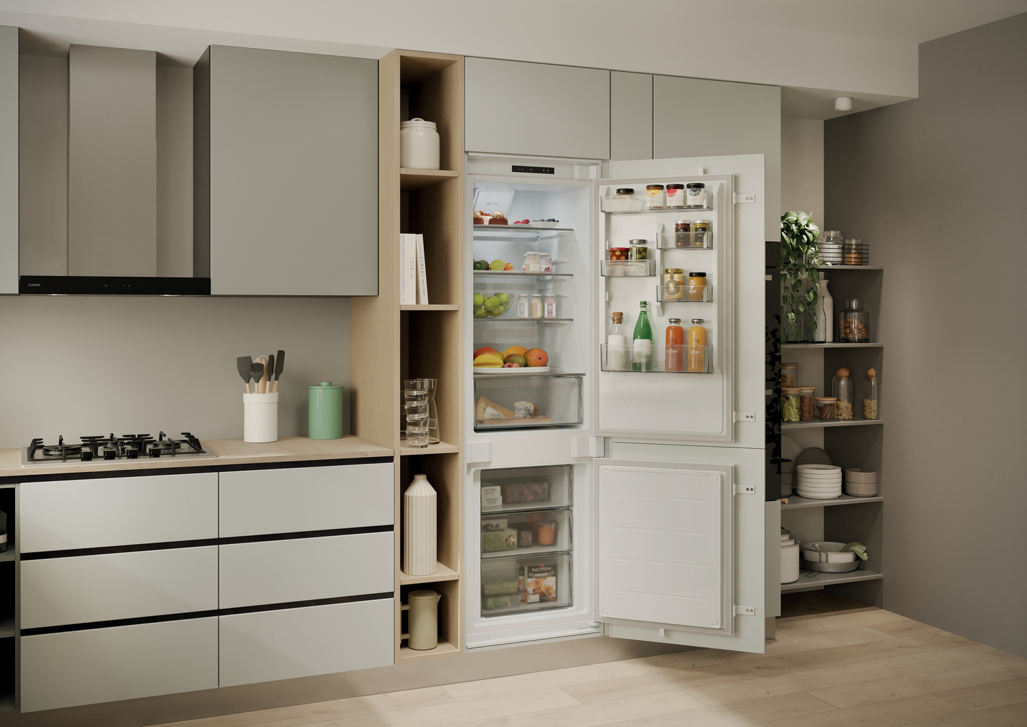 Cocina moderna con refrigerador abierto. Se ven frutas, frascos y botellas. Gabinetes de madera y electrodomésticos de acero inoxidable a la vista.