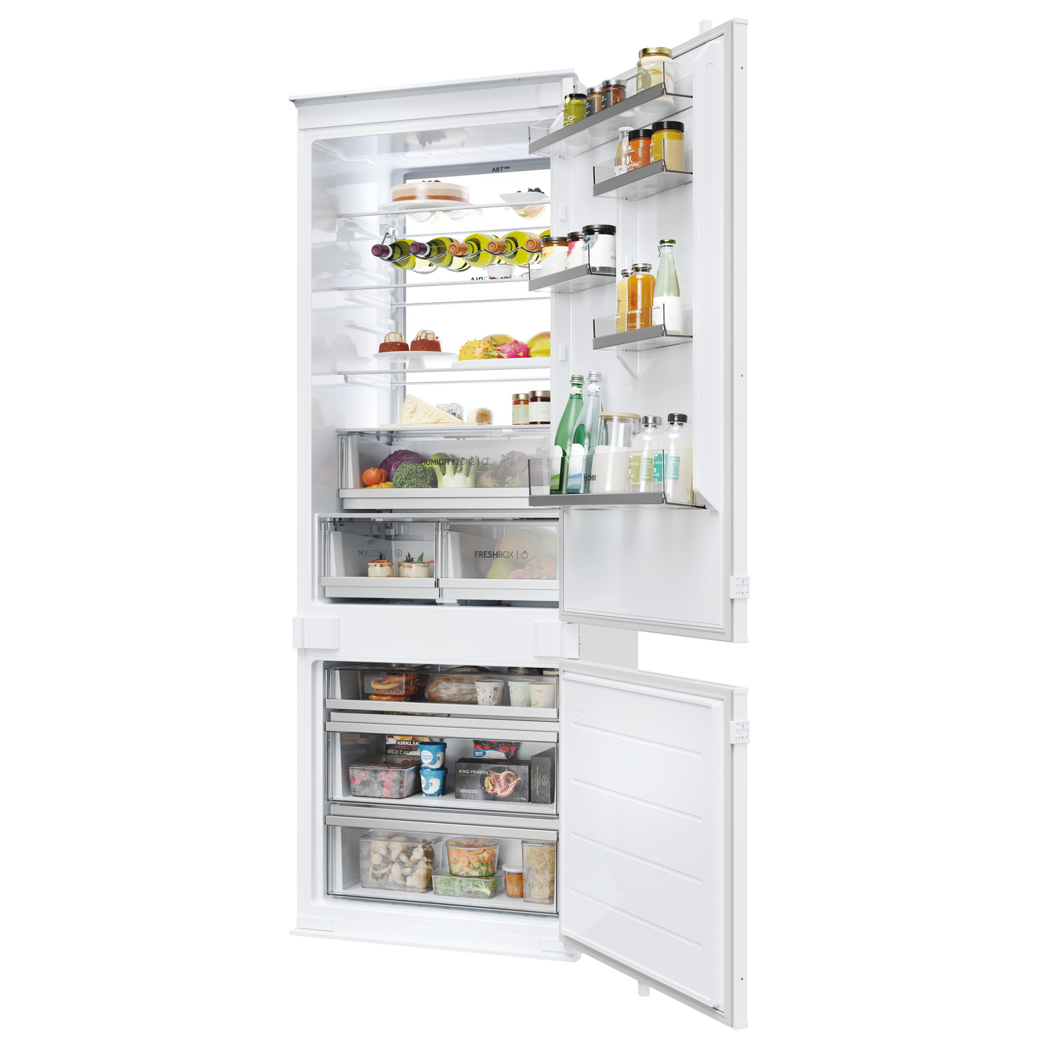 Un refrigerador blanco con puertas abiertas, lleno de alimentos como frutas, verduras, frascos, botellas y productos congelados.