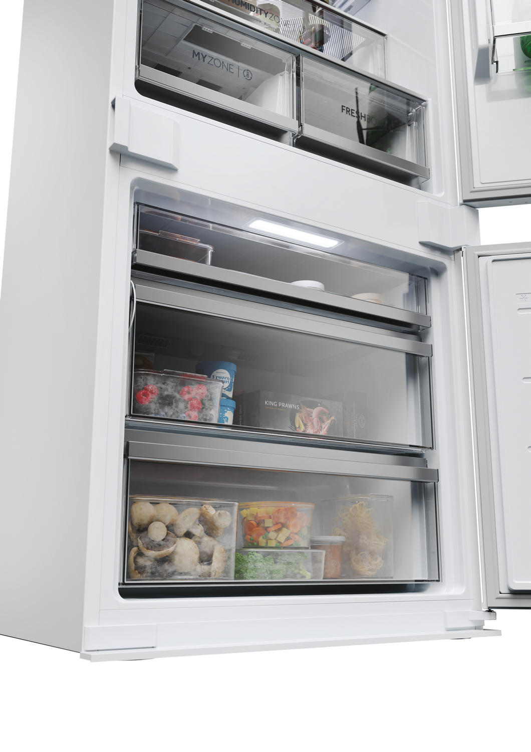 Refrigerador abierto mostrando cajones llenos de alimentos congelados, verduras y mariscos. El interior está bien iluminado.