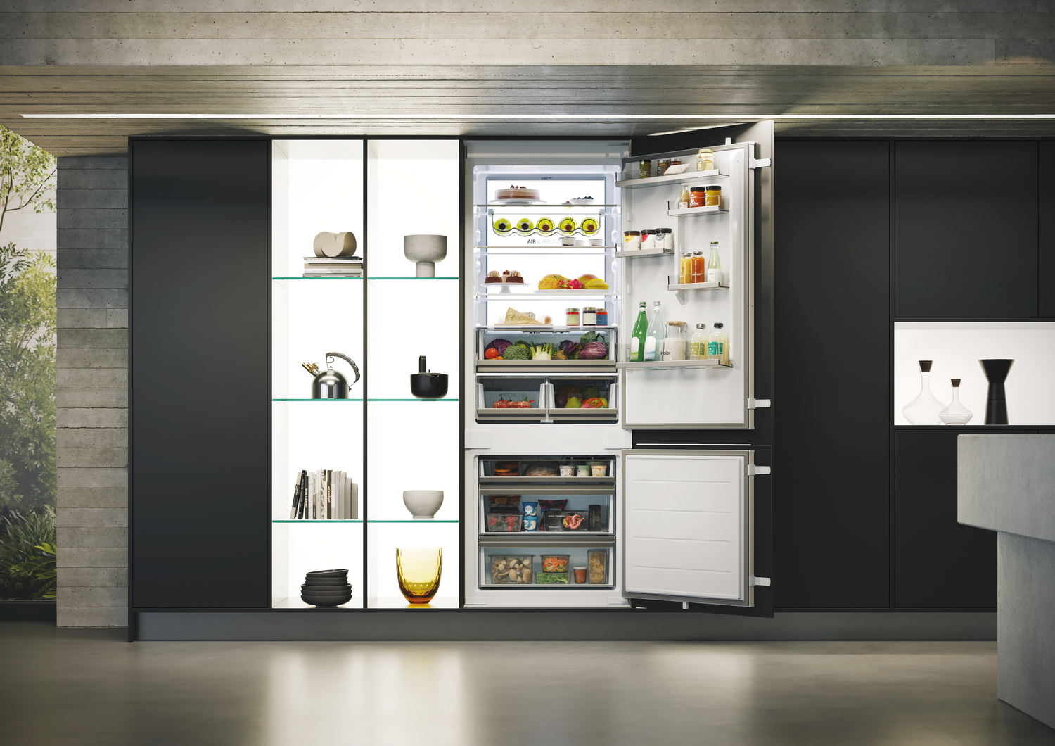 Un refrigerador abierto lleno de comida se encuentra junto a un gabinete iluminado con utensilios de cocina. El entorno es una cocina moderna.